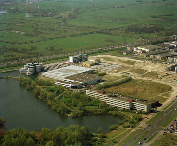 805579 Luchtfoto van een gedeelte van het industrieterrein Lage Weide te Utrecht met links de A2 en (aan de plas) het ...